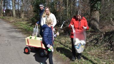 Erika Kosch mit Tochter, Schwiegersohn und Enkel